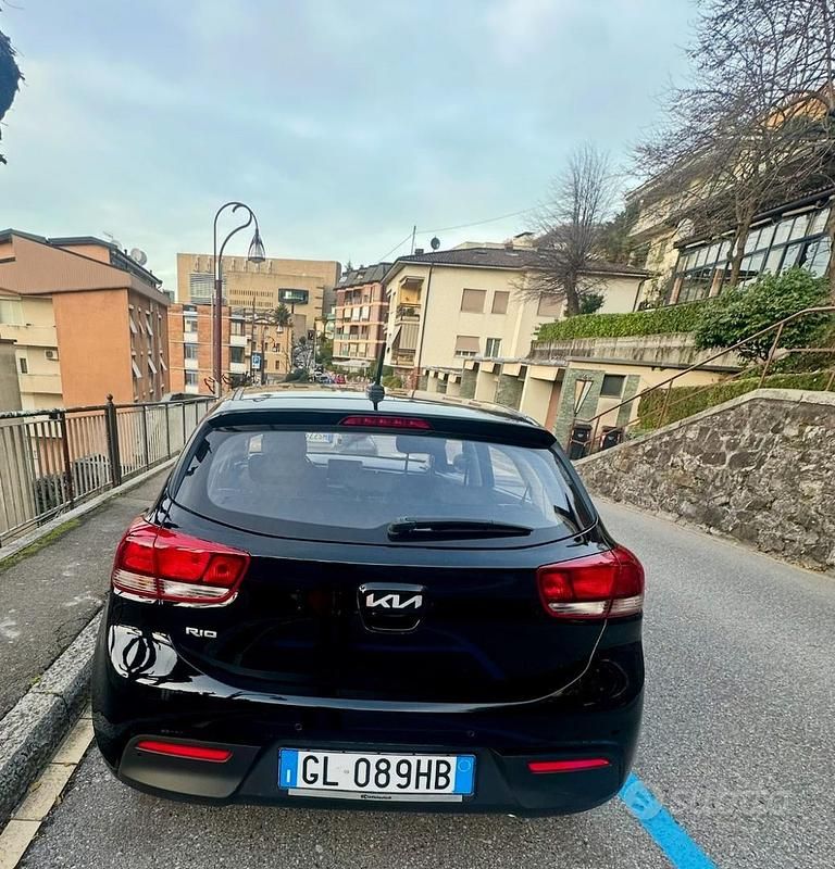Usata Kia Rio 120 CV (88 kW) 2022 Nero Berlina