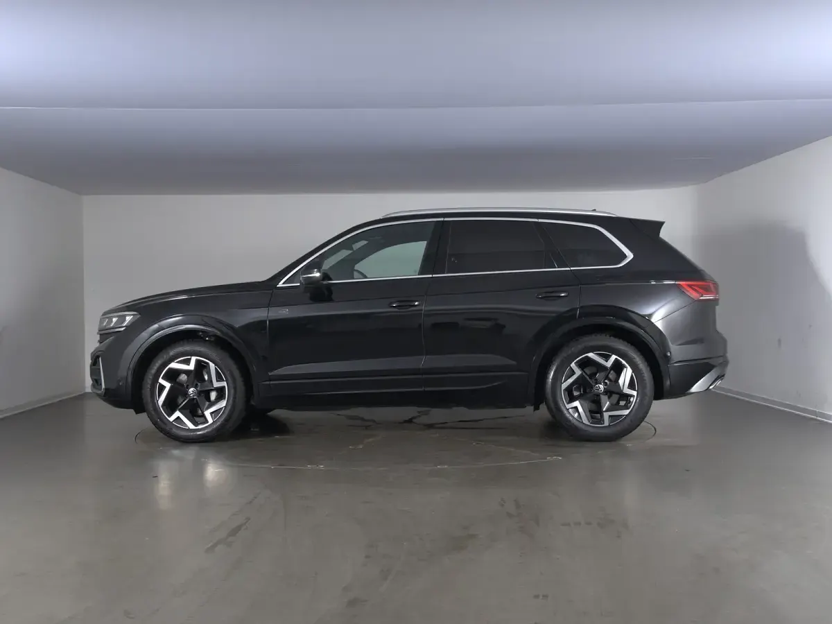 Usata VW Touareg R-line 231 CV (169 kW) 2025 Nero SUV