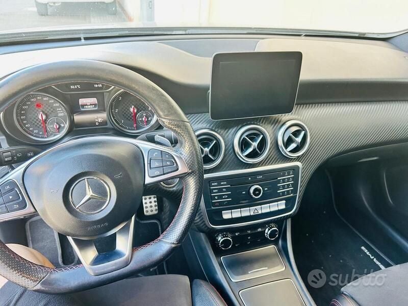 Usata Mercedes A180 109 CV (80 kW) 2017 Marrone Berlina