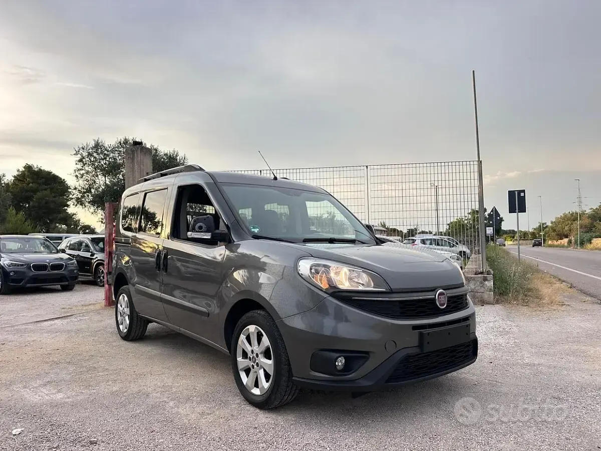 Usata Fiat Doblò Lounge 120 CV (88 kW) 2016 Grigio Monovolume