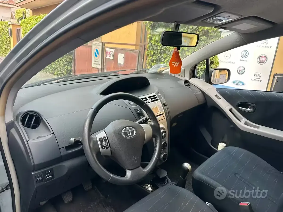 Usata Toyota Yaris 87 CV (63 kW) 2008 Grigio Utilitaria