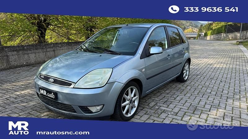 Usata Ford Fiesta Ghia 68 CV (50 kW) 2005 Blu Utilitaria