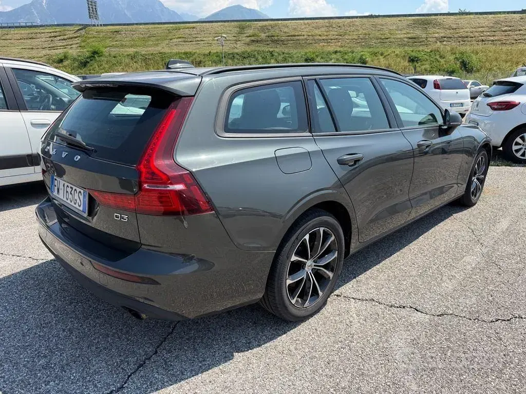Usata Volvo V60 Business Edition 150 CV (110 kW) 2019 Verde Station wagon