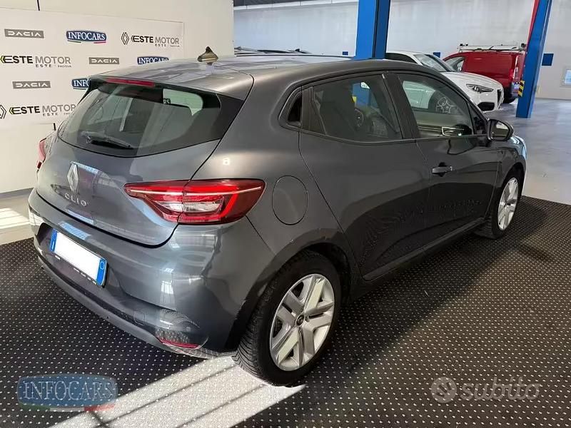 Usata Renault Clio V Business 90 CV (66 kW) 2021 Grigio metallizzato Berlina