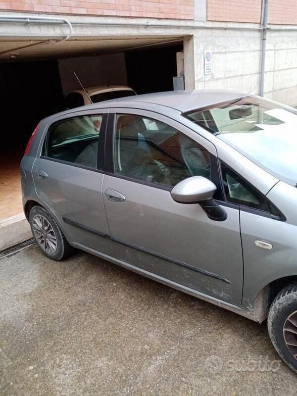 Grigio Usata 2012 Fiat Grande Punto Due volumi | 2500 € (Buon prezzo) - Immagine 1/4