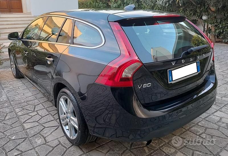 Usata Volvo V60 Momentum 163 CV (119 kW) 2012 Nero Station wagon