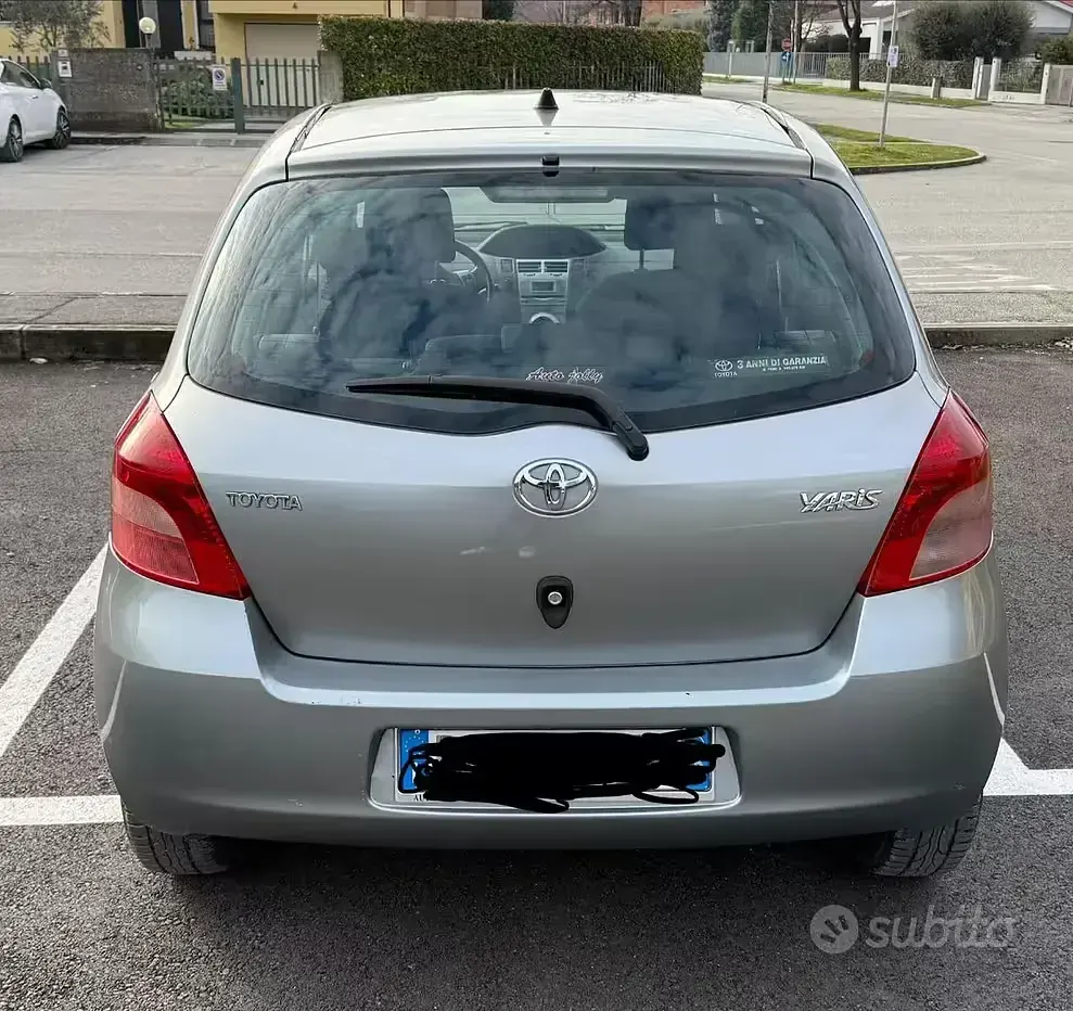 Usata Toyota Yaris 69 CV (50 kW) 2006 Grigio Berlina