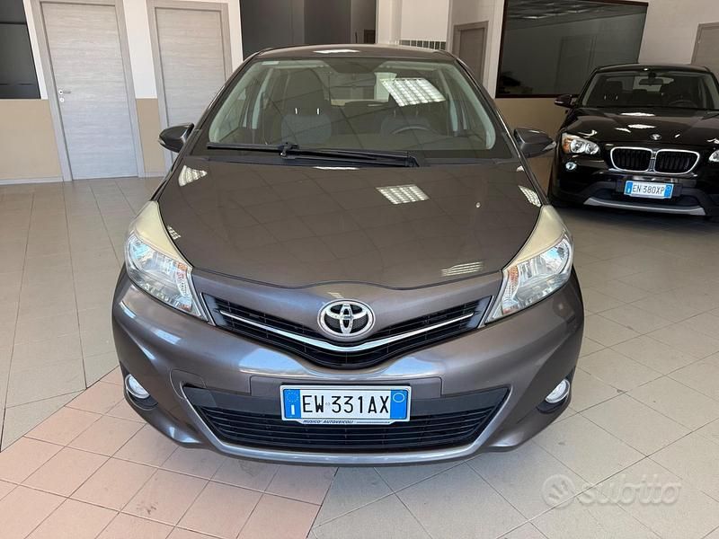 Occasion Toyota Yaris Lounge 69 ch (50 kW) 2014 Gris Citadine