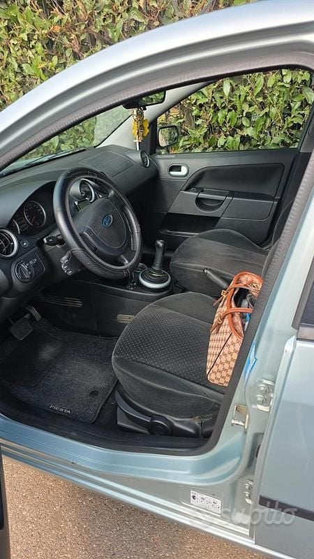 Usata Ford Fiesta 80 CV (58 kW) 2004 Verde Utilitaria