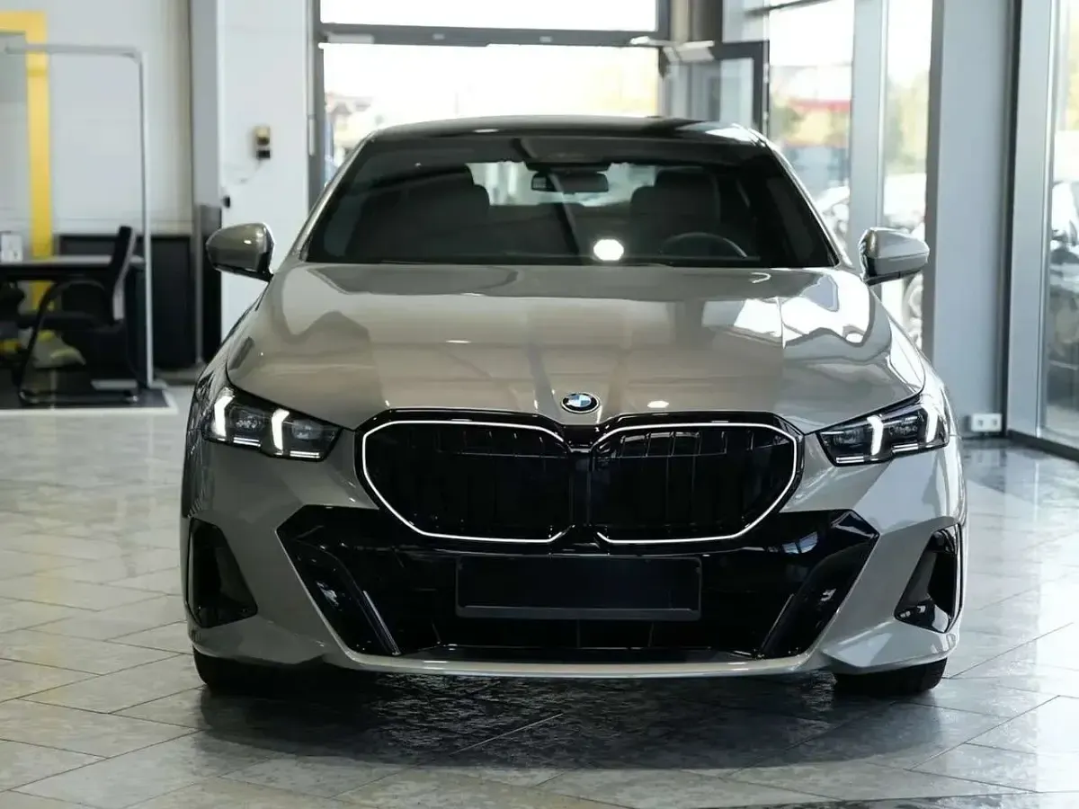 Usata BMW 520 M Sport 208 CV (152 kW) 2025 Oxidgrau Berlina