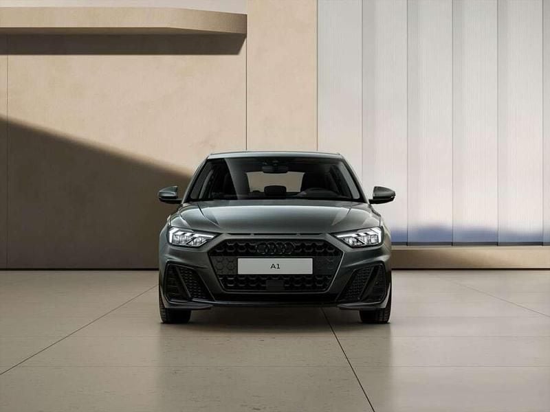 Nuova Audi A1 Sportback Ambiente 116 CV (85 kW) 2025 Grigio chronos metallizzato ne Utilitaria