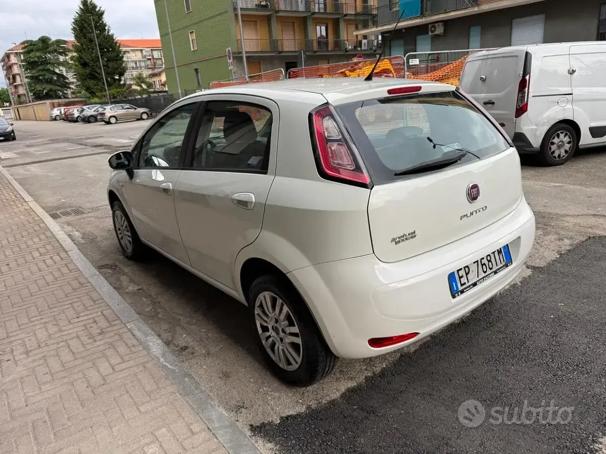 Usata Fiat Grande Punto 69 CV (50 kW) 2013 Bianco Utilitaria