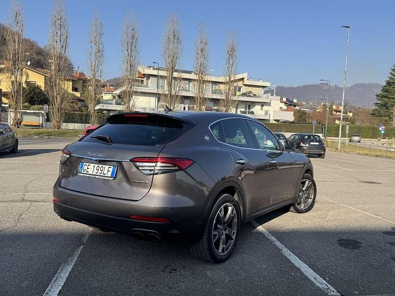 Usata Maserati Levante 250 CV (183 kW) 2021 Grigio SUV