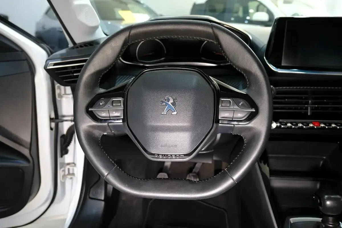 Usata Peugeot 208 Active 102 CV (75 kW) 2022 Bianco Utilitaria