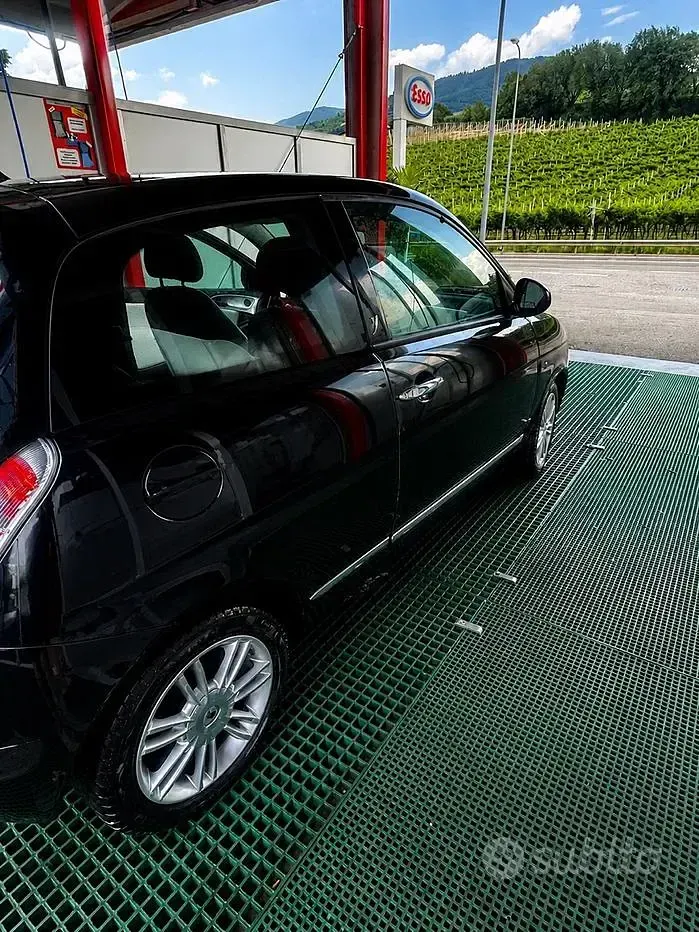 Usata Lancia Ypsilon 75 CV (55 kW) 2011 Nero Utilitaria
