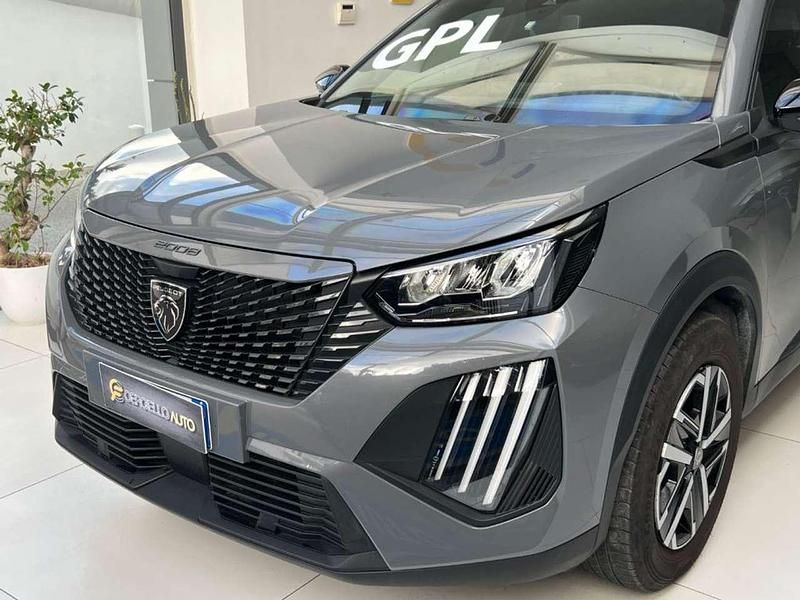 Usata Peugeot 2008 Active 101 CV (74 kW) 2024 Grigio scuro metallizzato SUV