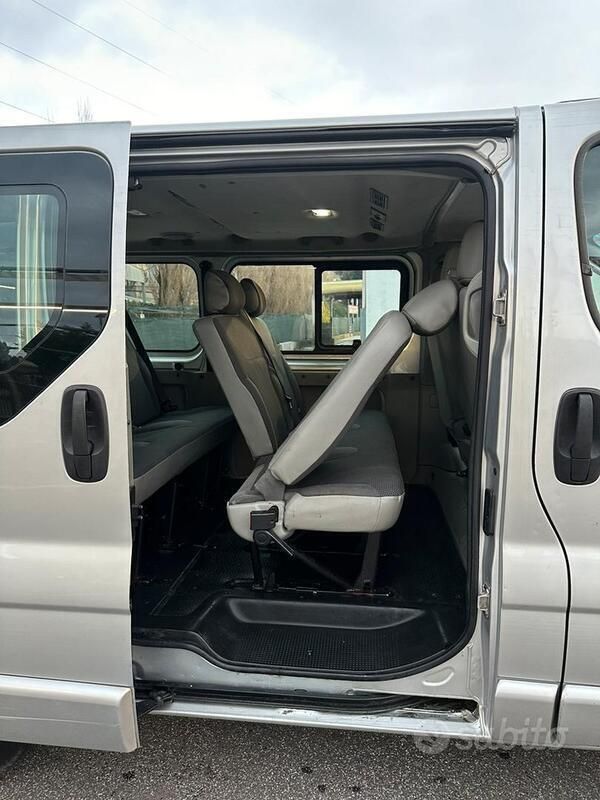 Usata Opel Vivaro 120 CV (88 kW) 2011 Argento Monovolume