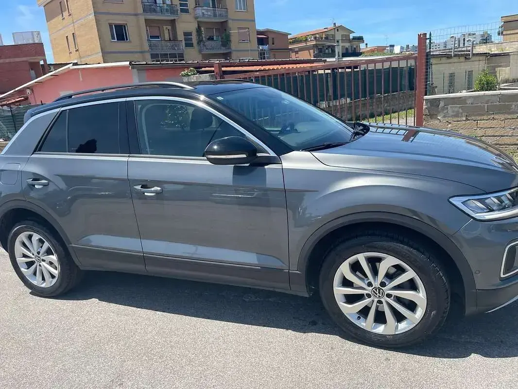Usata VW T-Roc Life 150 CV (110 kW) 2023 Grigio SUV