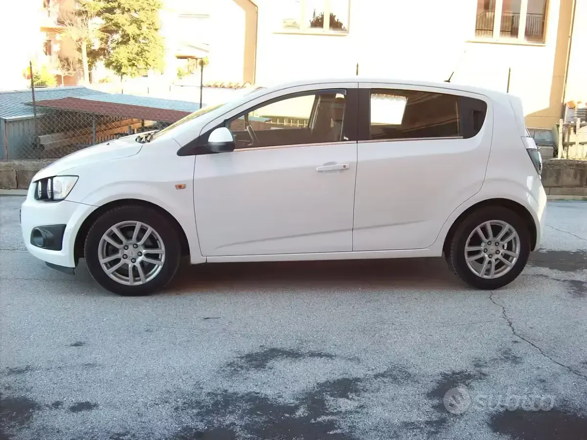 Usata Chevrolet Aveo 75 CV (55 kW) 2013 Bianco Berlina
