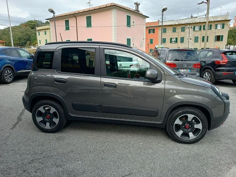 Usata Fiat Panda Cross Cross 69 CV (50 kW) 2023 Grigio scuro metallizzato Utilitaria