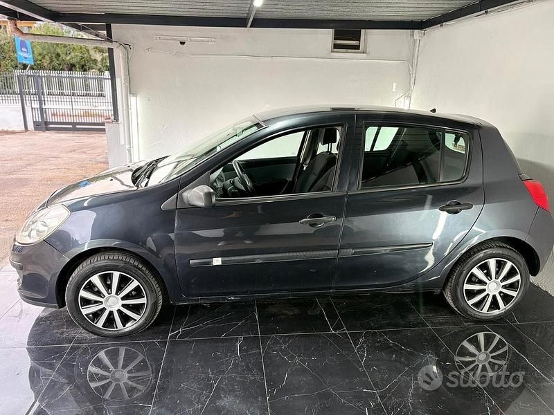 Usata Renault Clio II 74 CV (54 kW) 2010 Grigio Berlina