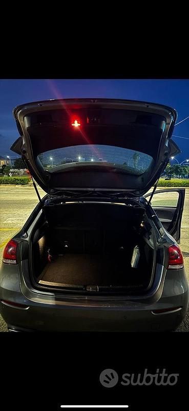 Usata Mercedes A180 116 CV (85 kW) 2019 Grigio Berlina