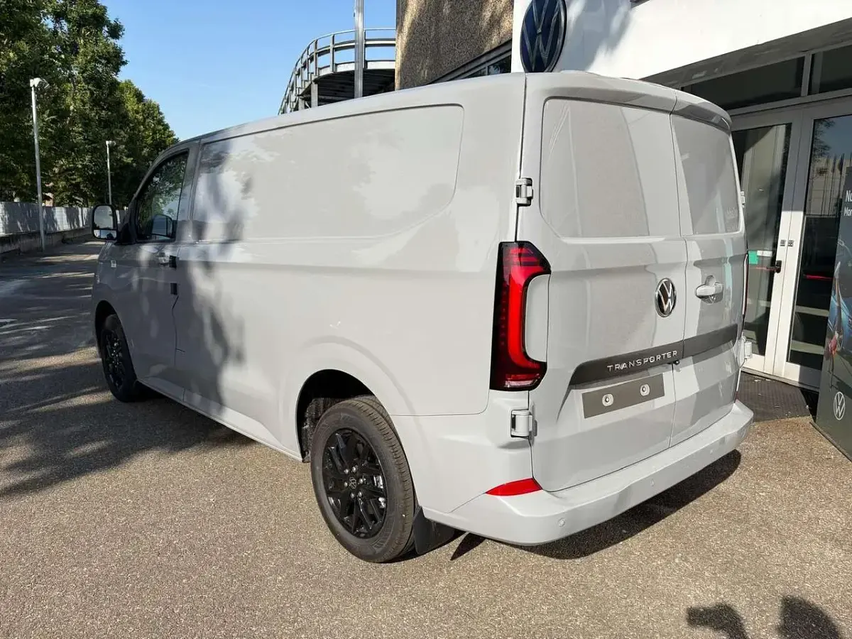 Nuova VW T7 150 CV (110 kW) 2026 Stone grey Furgone