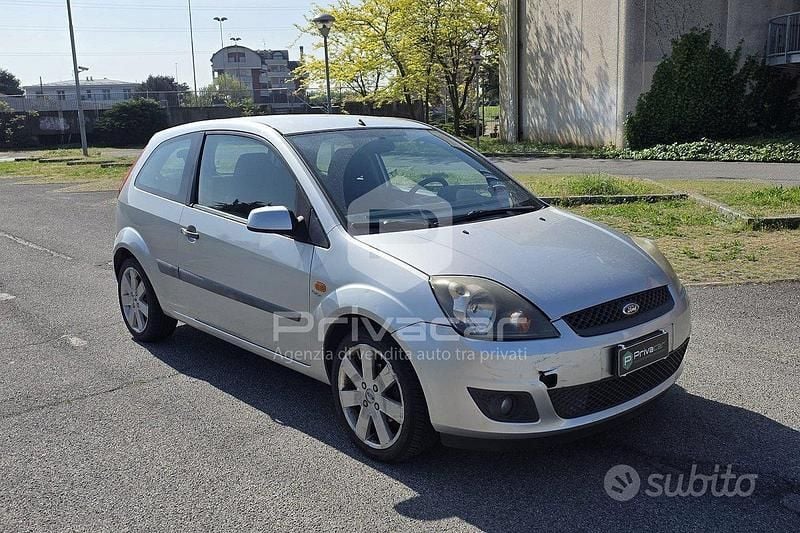 Usado Ford Fiesta Ghia 68 HP (50 kW) 2006 Cinzento Citadino