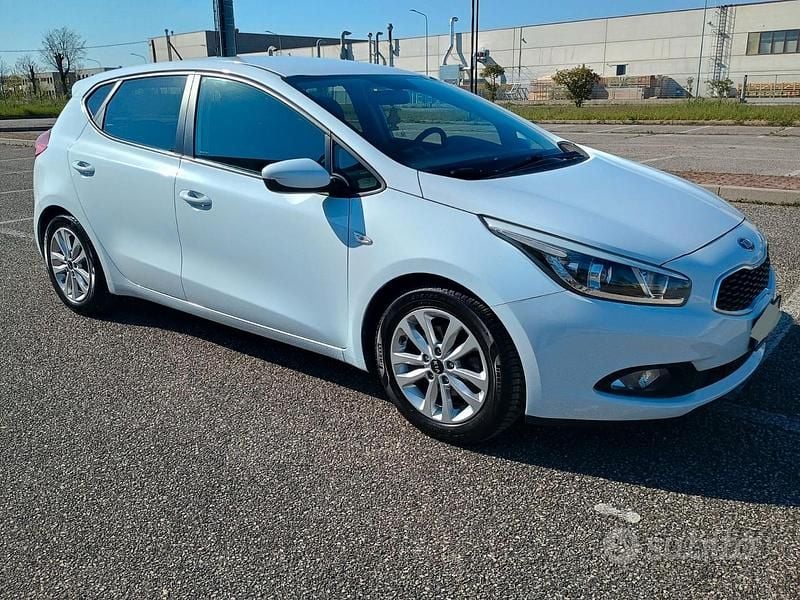 Begagnad Kia Ceed Active 90 HK (66 kW) 2013 Vit Halvkombi