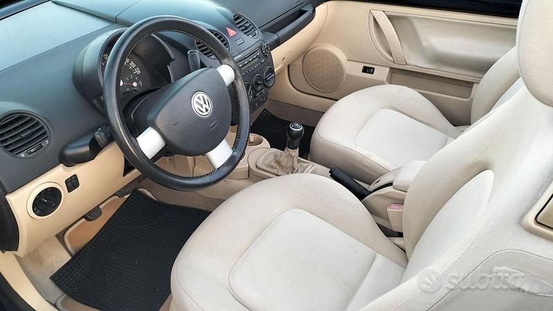 Usata VW New Beetle 101 CV (74 kW) 2005 Blu Utilitaria