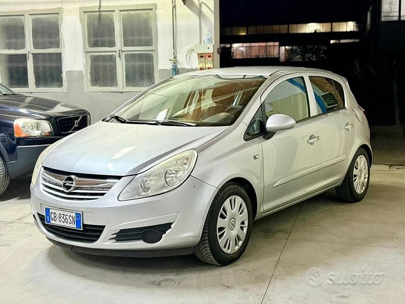 Grigio Usata 2009 Opel Corsa Cosmo Tre volumi | 2999 € (Buon prezzo) - Immagine 1/4