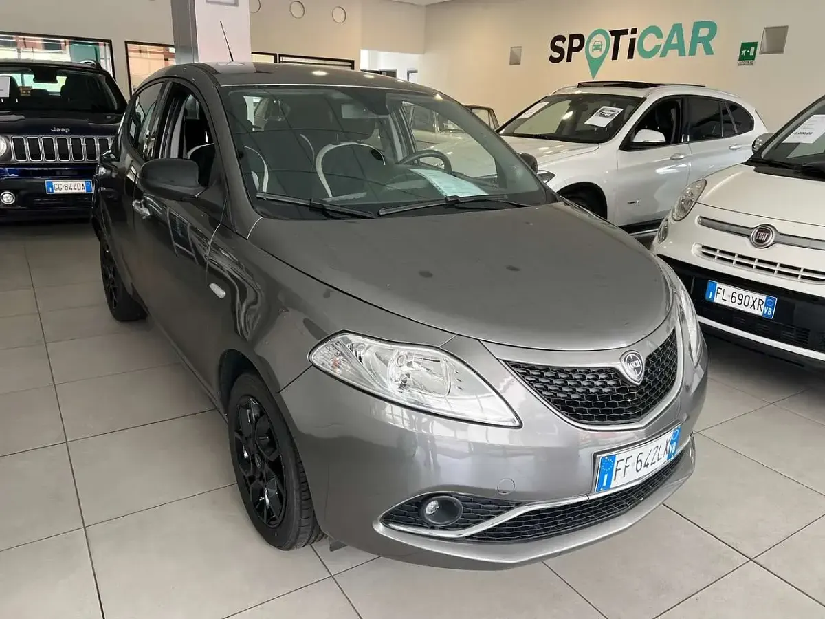 Usata Lancia Ypsilon Gold 86 CV (63 kW) 2017 Grigio intermedio Utilitaria