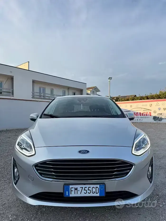 Usata Ford Fiesta Titanium 85 CV (62 kW) 2017 Grigio Utilitaria