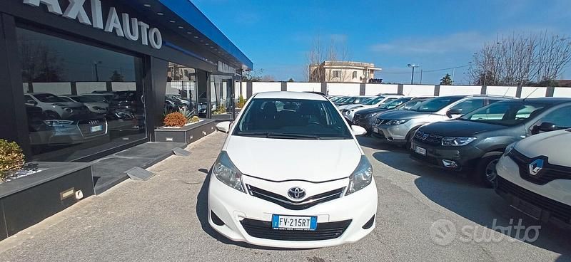 Usata Toyota Yaris 69 CV (50 kW) 2013 Bianco Utilitaria