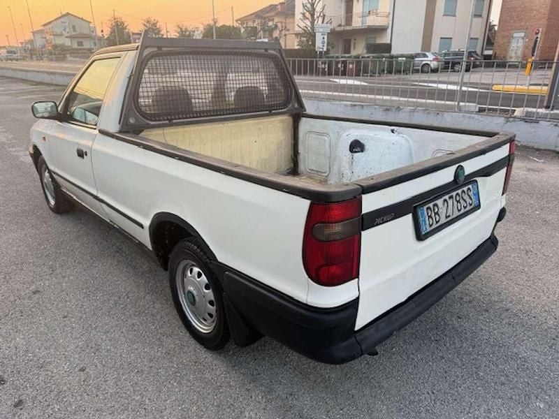 Usata Skoda Pick-up 64 CV (47 kW) 1999 Bianco Pick-up