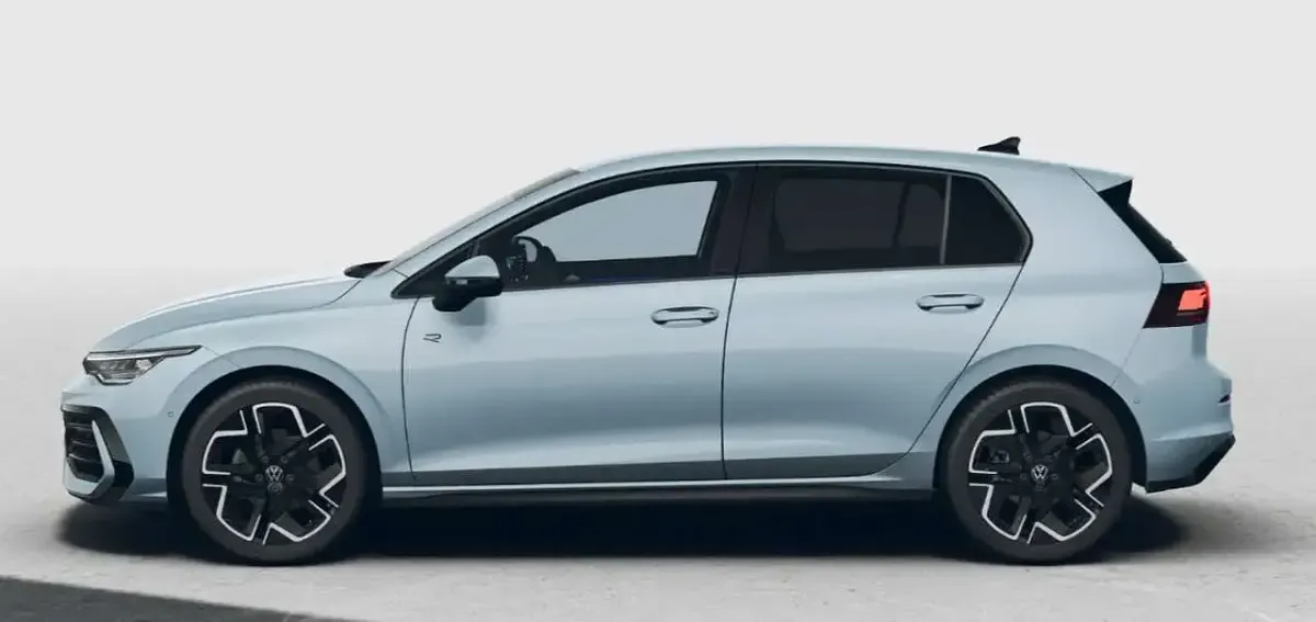 Nuova VW Golf VIII R-line Plus 150 CV (110 kW) 2026 Crystal ice blue Berlina