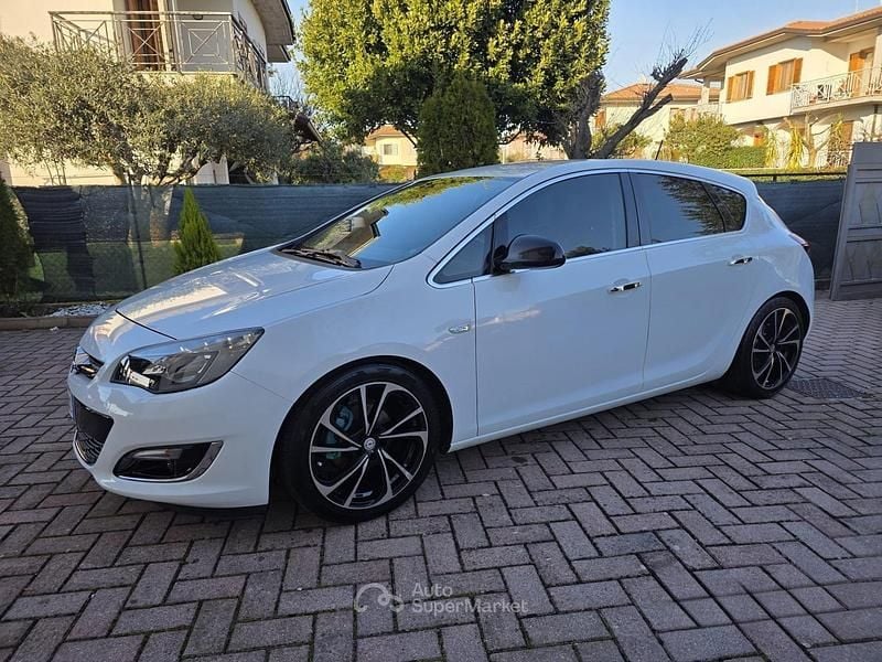 Usata Opel Astra Cosmo 140 CV (102 kW) 2013 Bianco Berlina