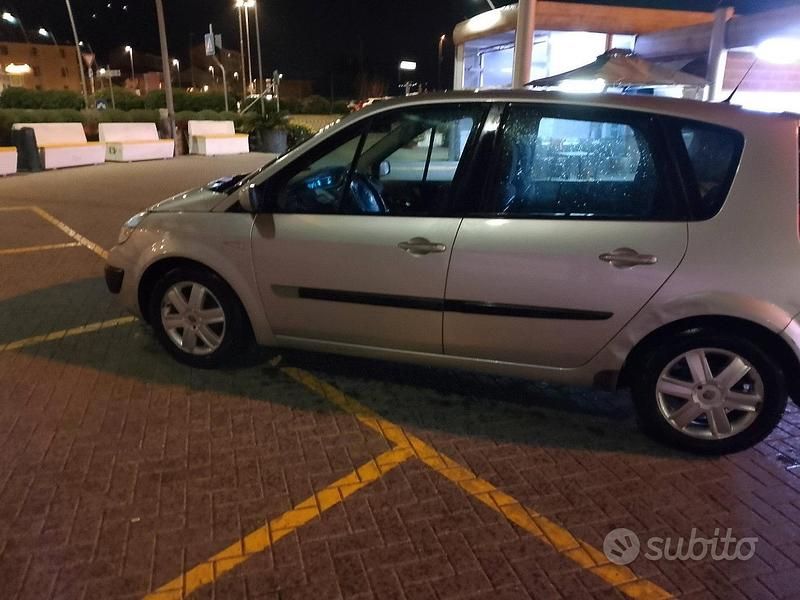 Usata Renault Scénic II 130 CV (95 kW) 2006 Grigio Monovolume