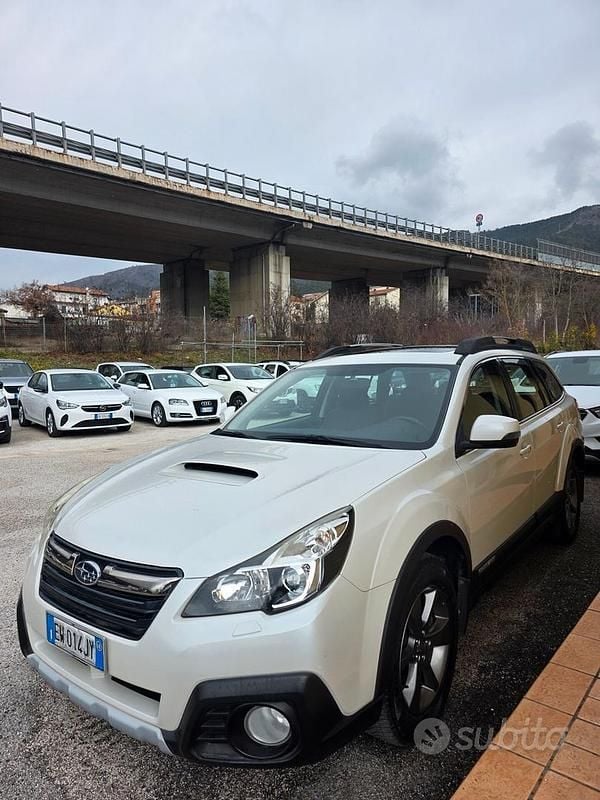 Usado Subaru Outback Trend 150 CV (110 kW) 2014 Blanco Familiar