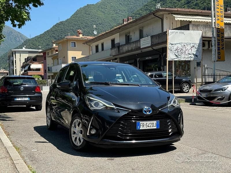 Usata Toyota Yaris Hybrid 73 CV (53 kW) 2018 Nero Berlina