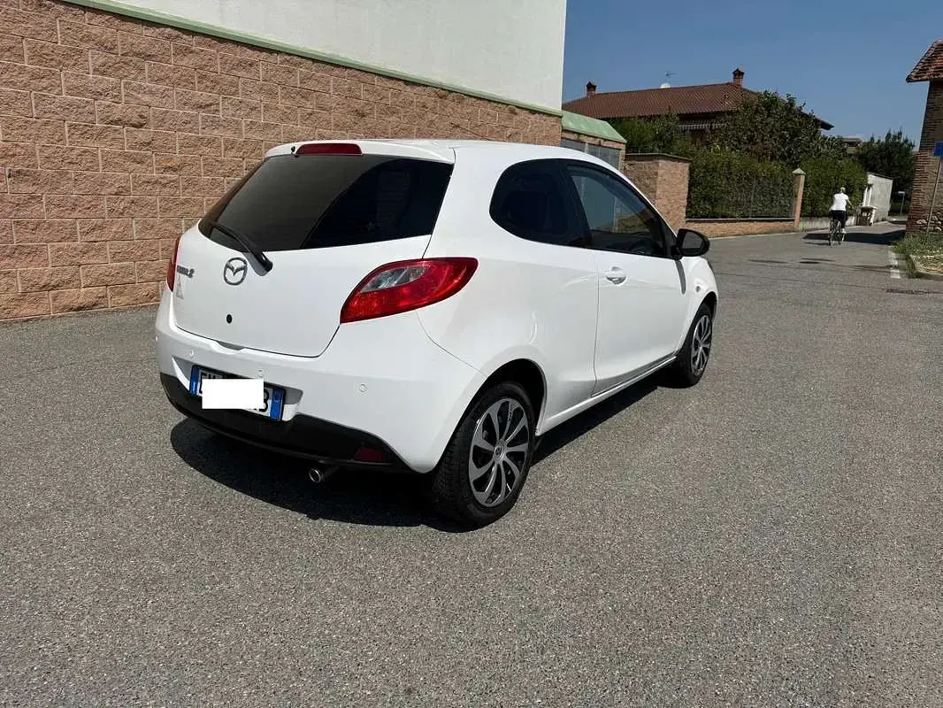 Usata Mazda 2 75 CV (55 kW) 2012 Bianco Utilitaria