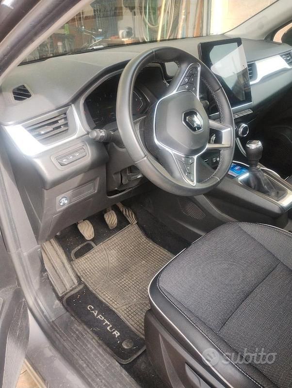 Usata Renault Captur 100 CV (73 kW) 2023 Grigio SUV