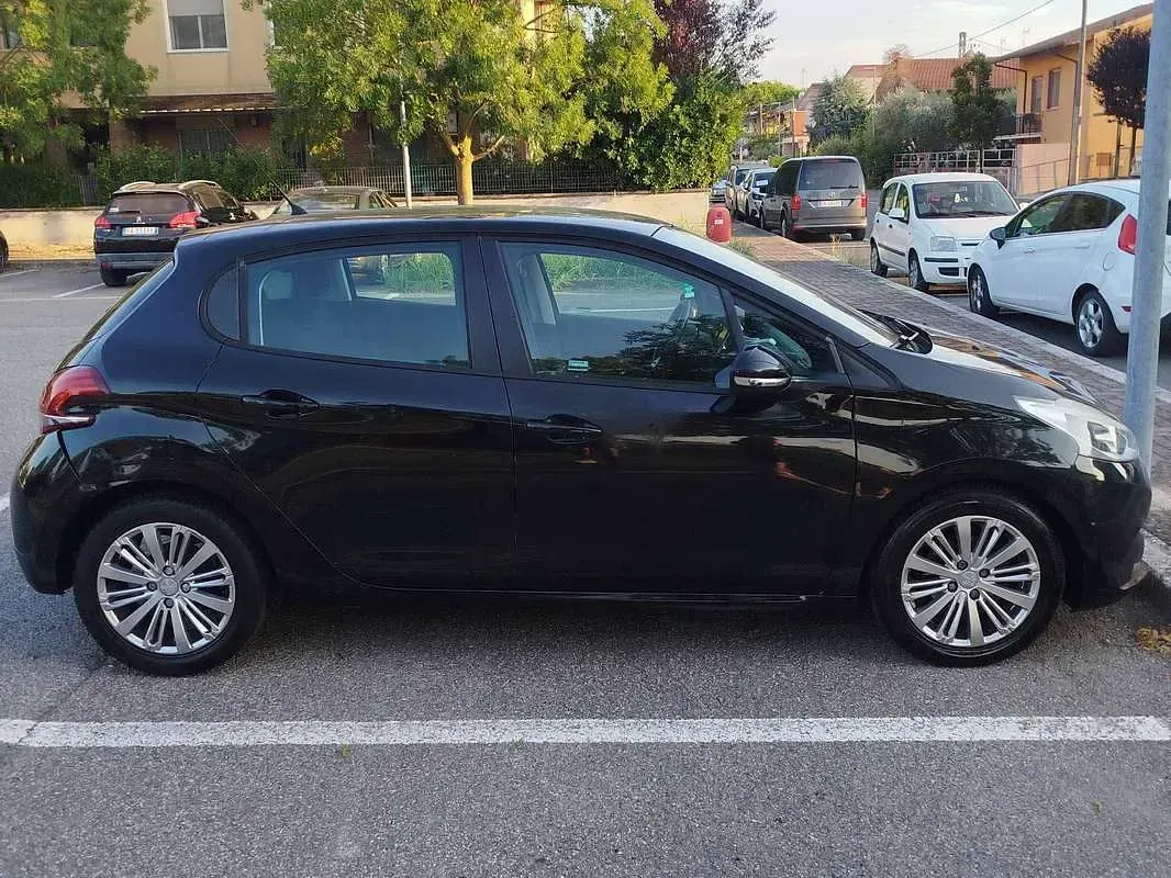 Usata Peugeot 208 Active 75 CV (55 kW) 2016 Nero Utilitaria