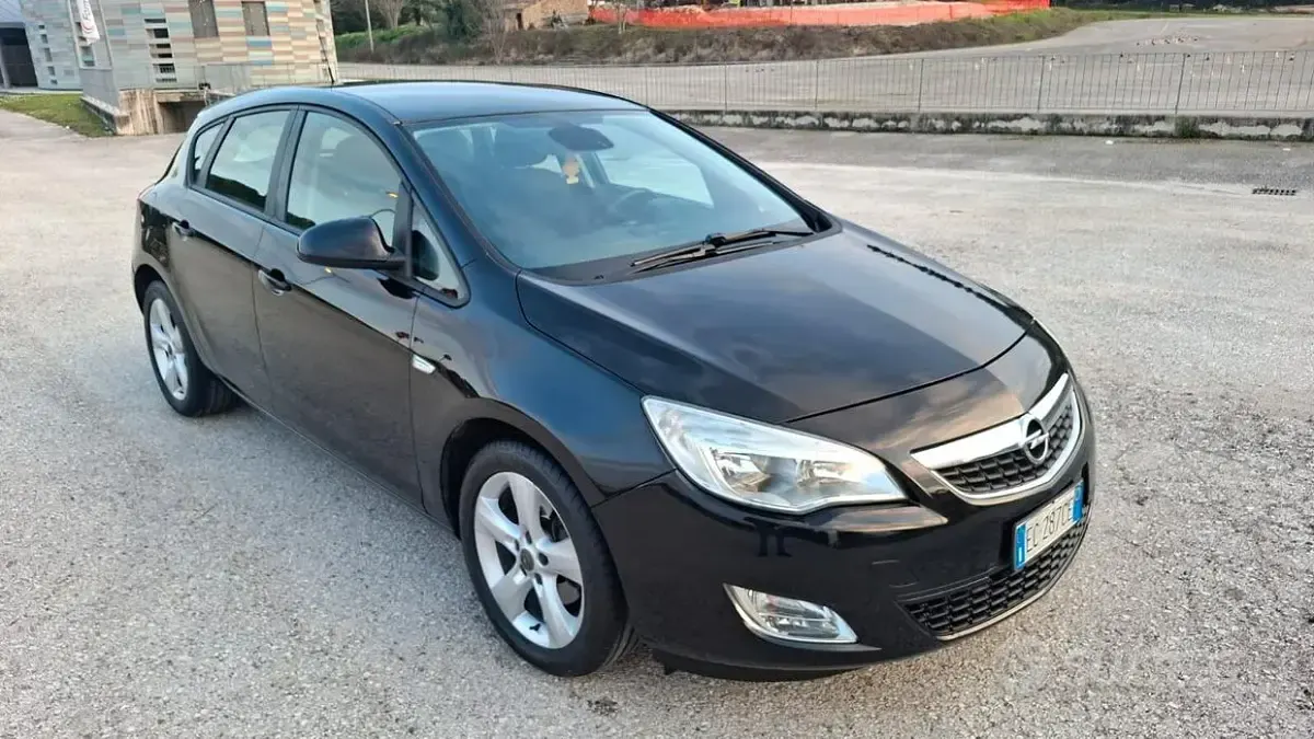 Usata Opel Astra 110 CV (80 kW) 2010 Nero Berlina