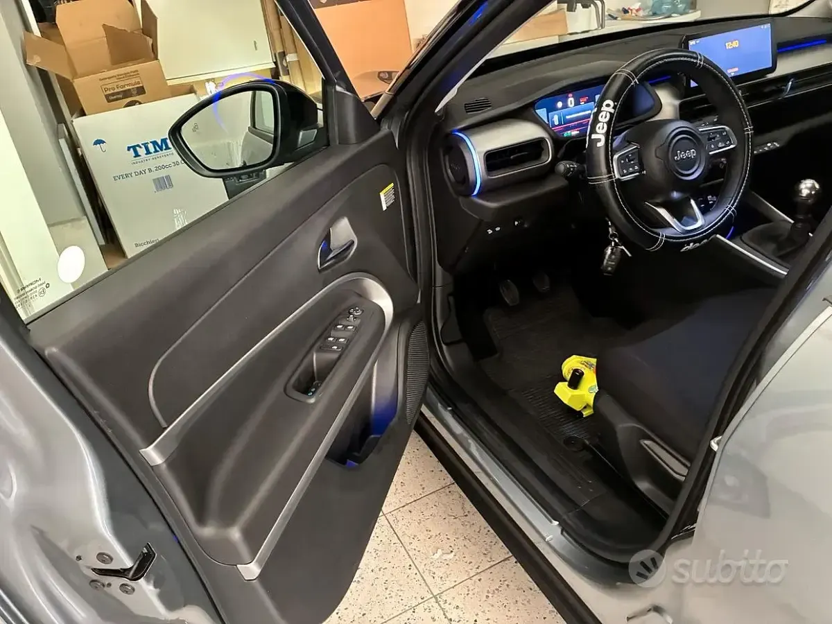 Usata Jeep Avenger 101 CV (74 kW) 2024 Grigio SUV