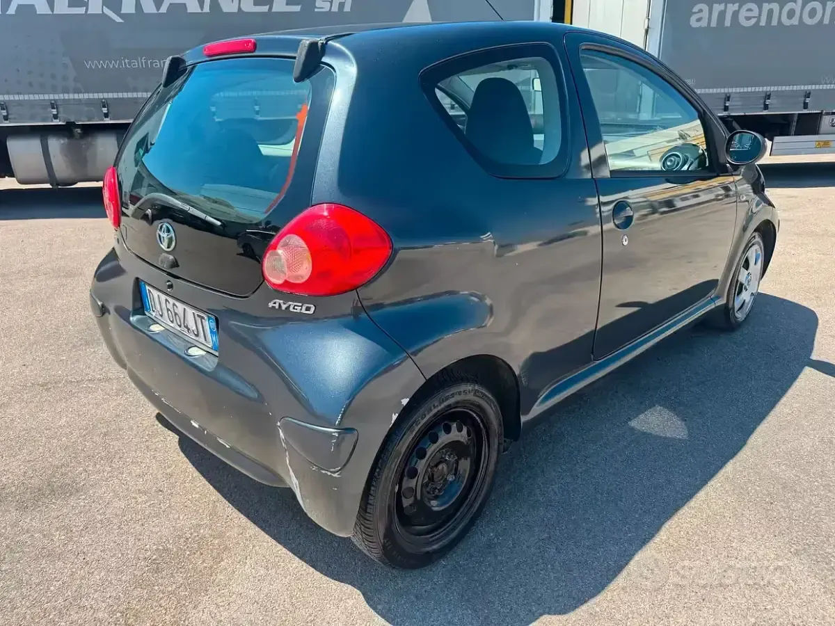Usata Toyota Aygo Sol 68 CV (50 kW) 2007 Nero Utilitaria