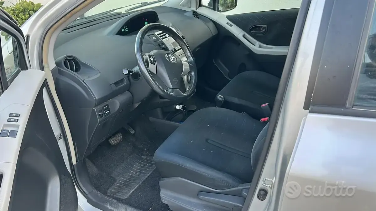 Usata Toyota Yaris 65 CV (47 kW) 2007 Grigio Utilitaria