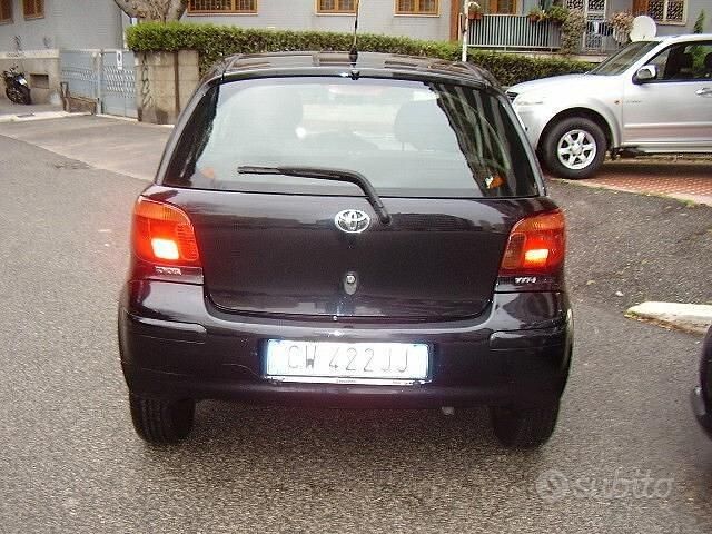 Usata Toyota Yaris 65 CV (47 kW) 2005 Nero Berlina