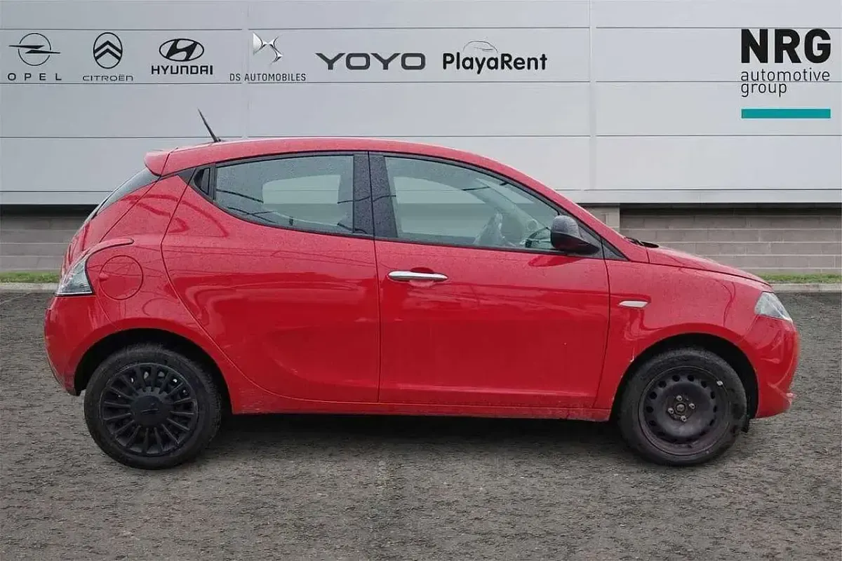 Usata Lancia Ypsilon Silver 69 CV (50 kW) 2023 Rosso Utilitaria
