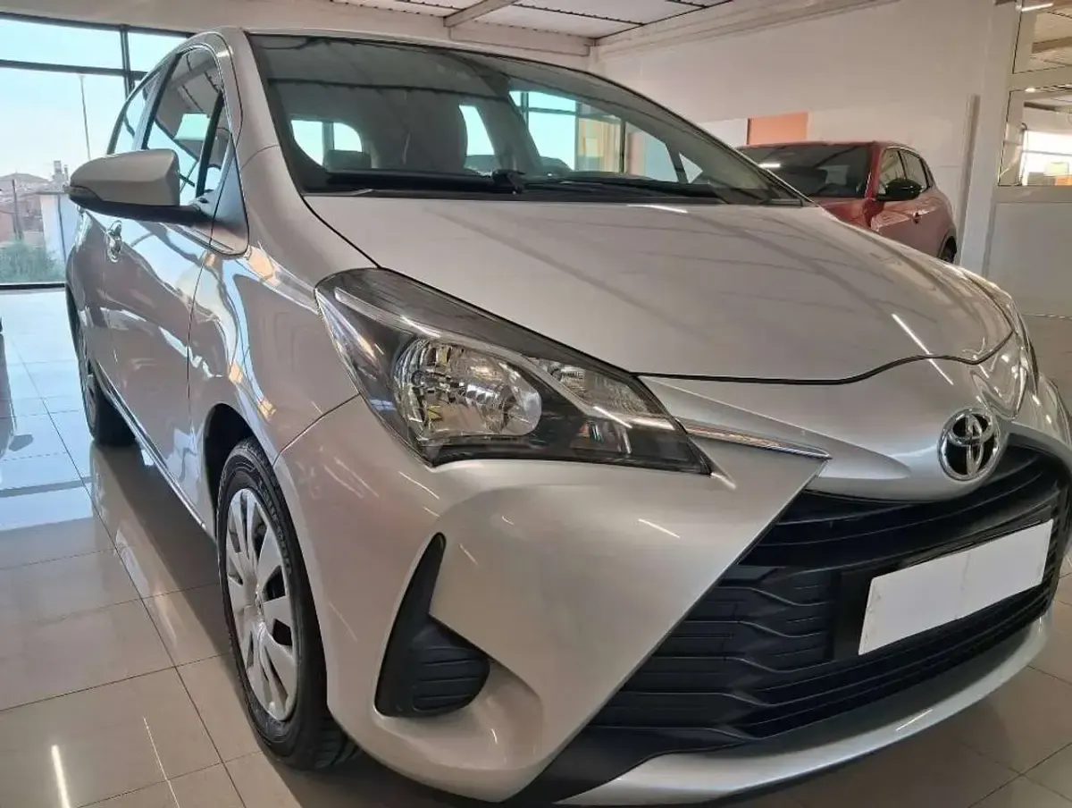Usata Toyota Yaris Cool 72 CV (52 kW) 2019 Argento metallizzato Berlina